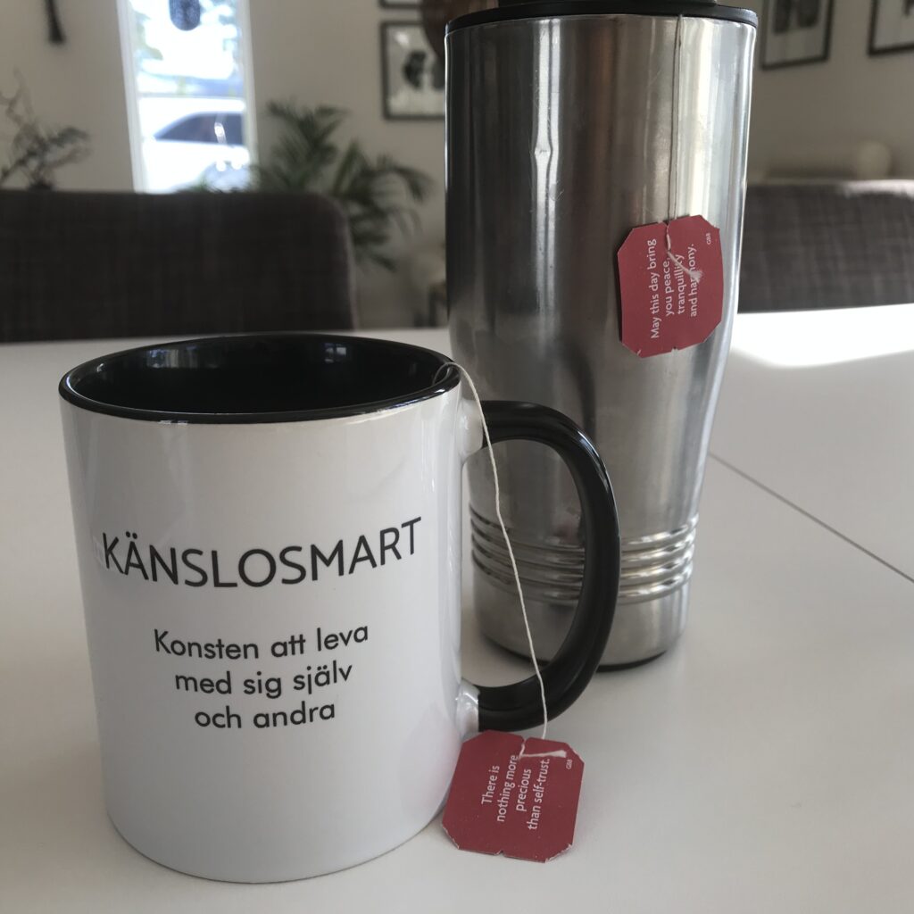 Bild på tekopp med texten Känslosmart - konsten att leva med sig själv och andra